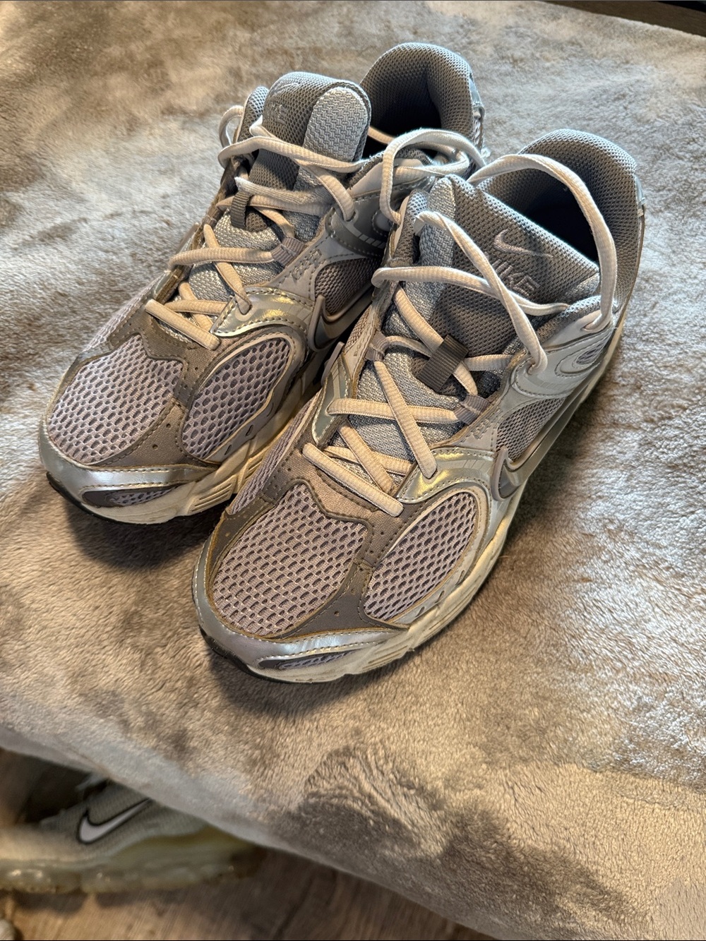 Nike mens Light Gray Mesh Athletic Sneakers